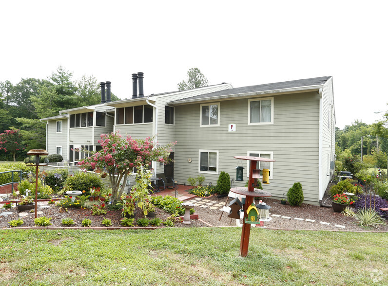 Building Photo - Strawberry Hill Apartments