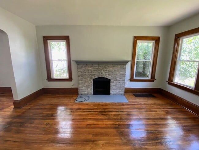 Building Photo - Sunny North Hill Bungalow • Hardwood Floor...