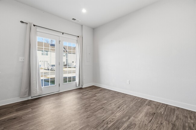 Building Photo - 266 Foxglove Dr