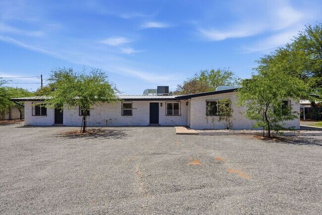 Building Photo - 2535 N Dodge Blvd