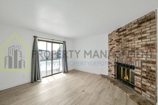Building Photo - Desirable Pocket-Greenhaven Half-Plex for ...
