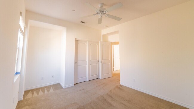 Building Photo - 570 Calle Vibrante