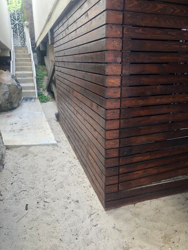 outdoor shower enclosure - 25414 Malibu Rd