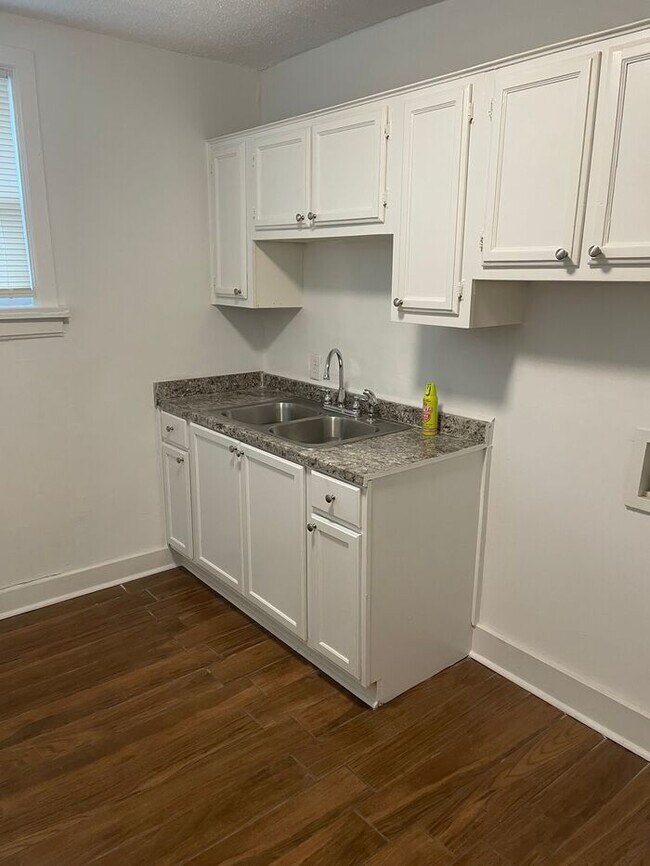 Building Photo - Well Maintained 2 Bedroom