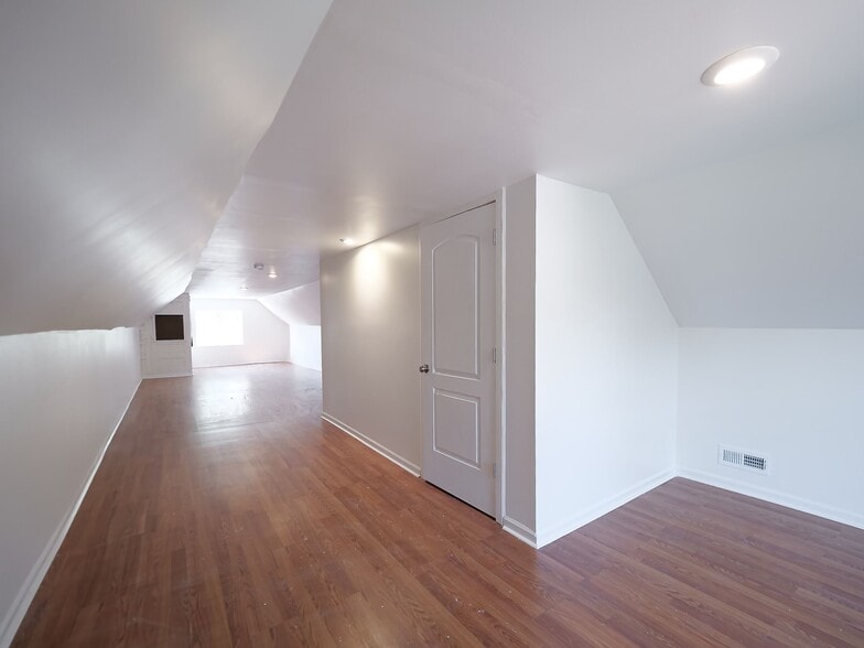 Mid area - 5351 S Laflin St