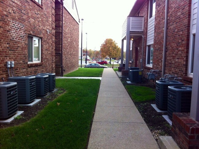 Building Photo - COMING SOON! Attractive Condo, Lots of Upgrades! Walk to UK! W/D, Off-Street Parking