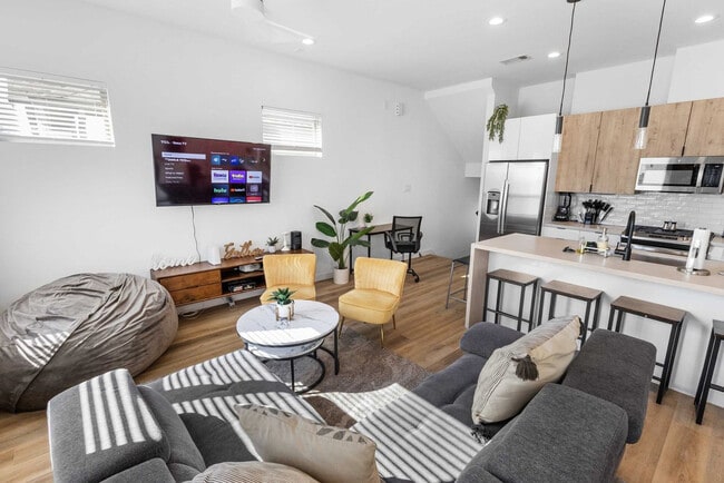 Building Photo - 6740 Peerless St