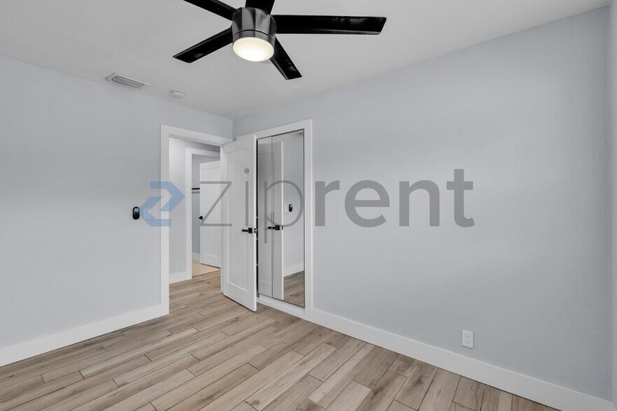 Building Photo - Unit