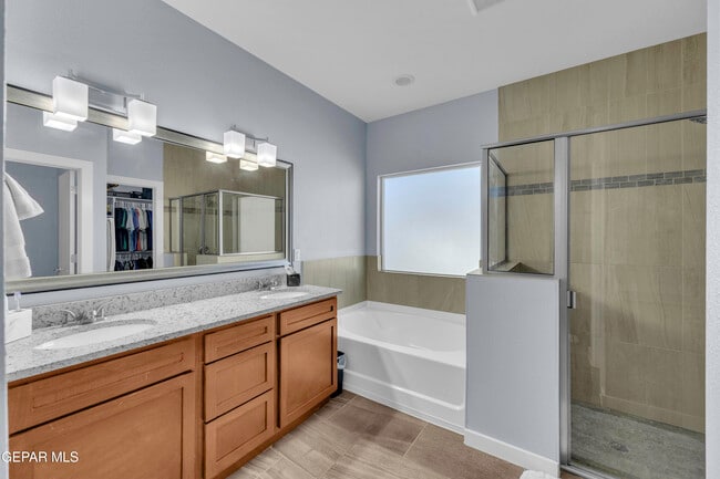 Building Photo - 12631 Mark Twain Ave