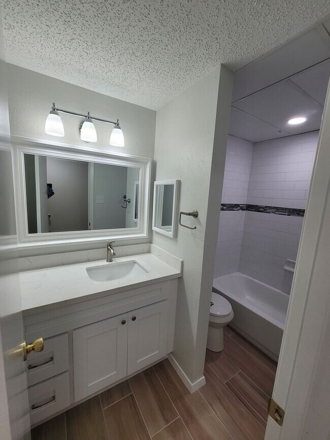 Building Photo - 7093 N Holiday Dr
