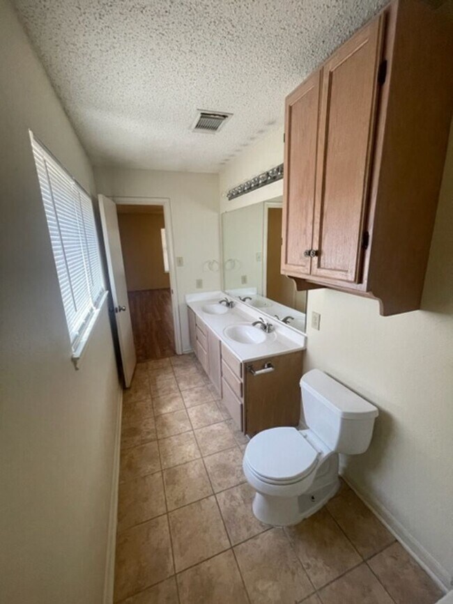 Building Photo - 5 br, 3 bath House - 7111 Valewood View
