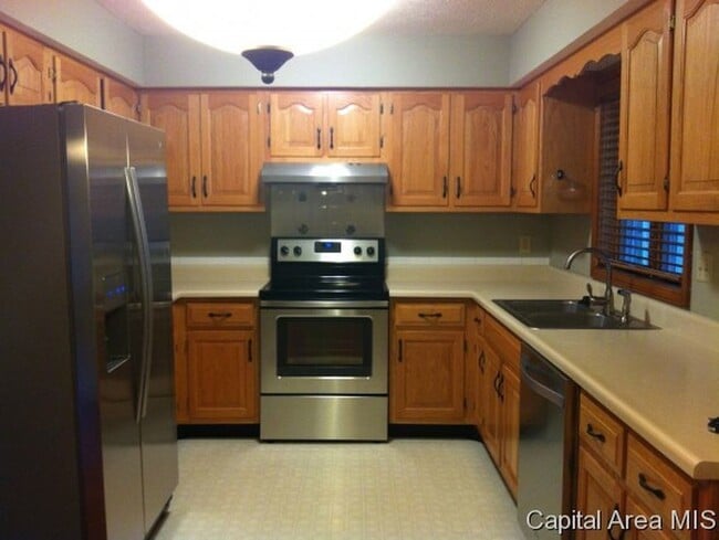 Building Photo - 2 Bed / 2 bath, Quiet, Westside Duplex for $1500.00 month. $1500 deposit required.