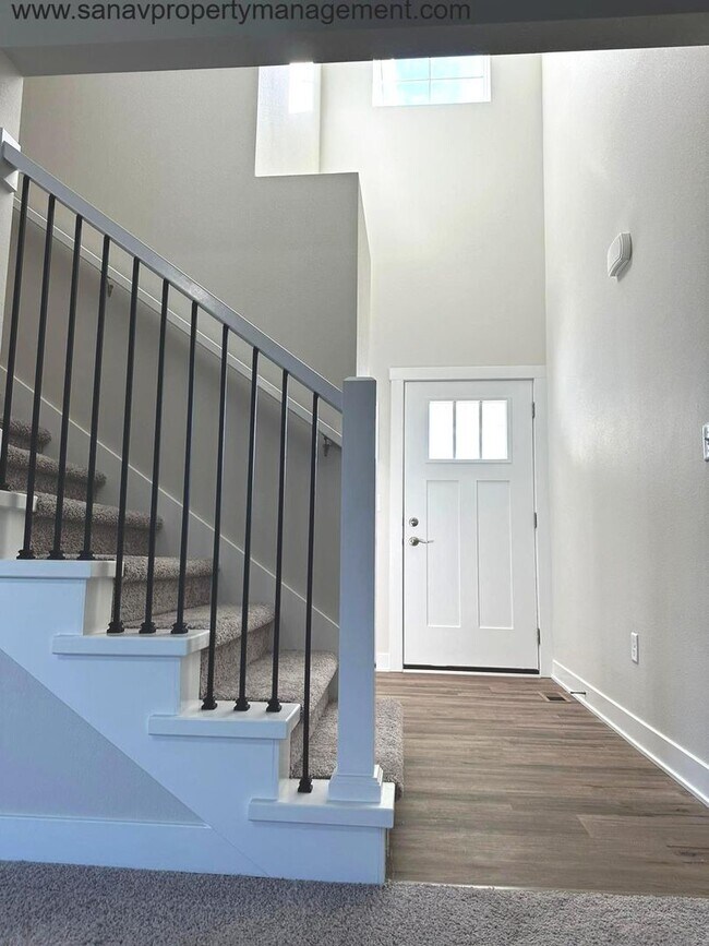 Building Photo - "Charming Family Living: 3BR, 2BA Home Steps Away from High School, Triumph Park, and Sugar Creek...