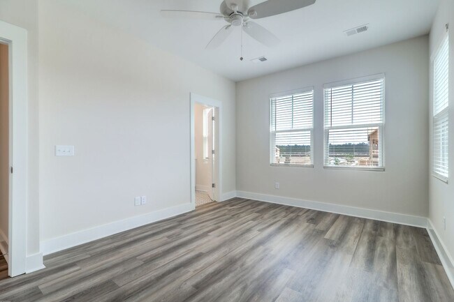 Building Photo - Beautifully Maintained 3 Bedroom, 2.5 Bath...