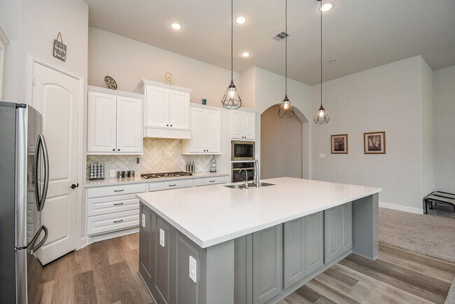Building Photo - 28903 Creekside Bend Dr