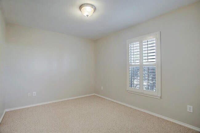 Building Photo - 3023 N Heights Hollow Ln