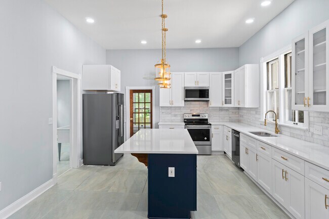 Building Photo - 412 S Ellis St