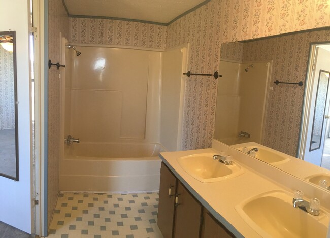 Building Photo - Newly remodeled 2 BDR / 2 BA Home