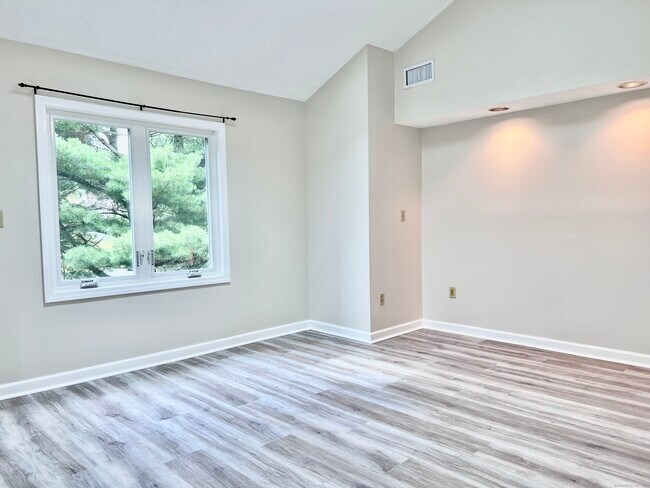 Building Photo - 158 Paddock Ave