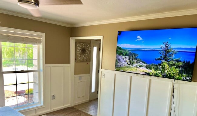 Building Photo - 4 Bed 2.5 Bath Plus Shop