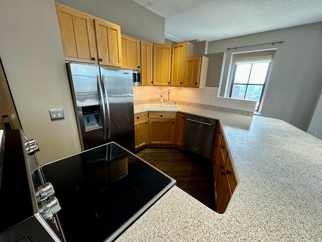 Building Photo - 600 S Dearborn St