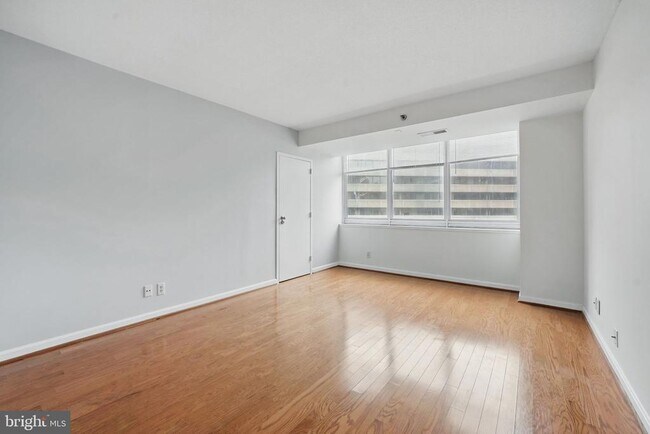 Building Photo - 1805 Crystal Dr