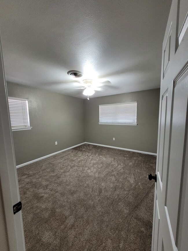 Building Photo - Move in ready 3 bed 2 bath home with 2 car...