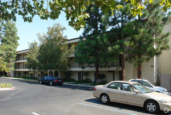 Building Photo - Glen Oaks Apartments