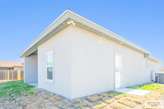 Building Photo - 1434 White Oak Dr