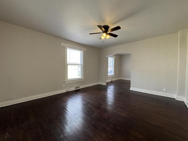 Building Photo - 836 S Broadway Ave