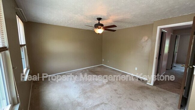 Building Photo - 176 Russets Cir