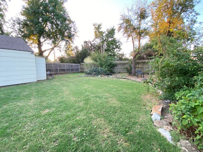 Building Photo - 2 Bedroom 2 Bathroom plus Bonus Room with ALL Appliances Included