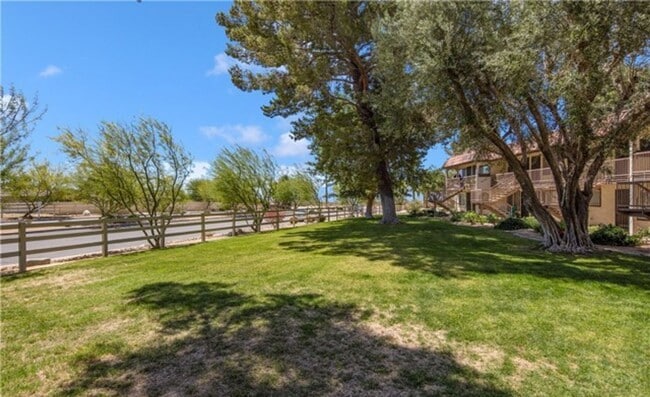 Building Photo - CLEAN & QUIET 2 BED 1 BATH CONDO