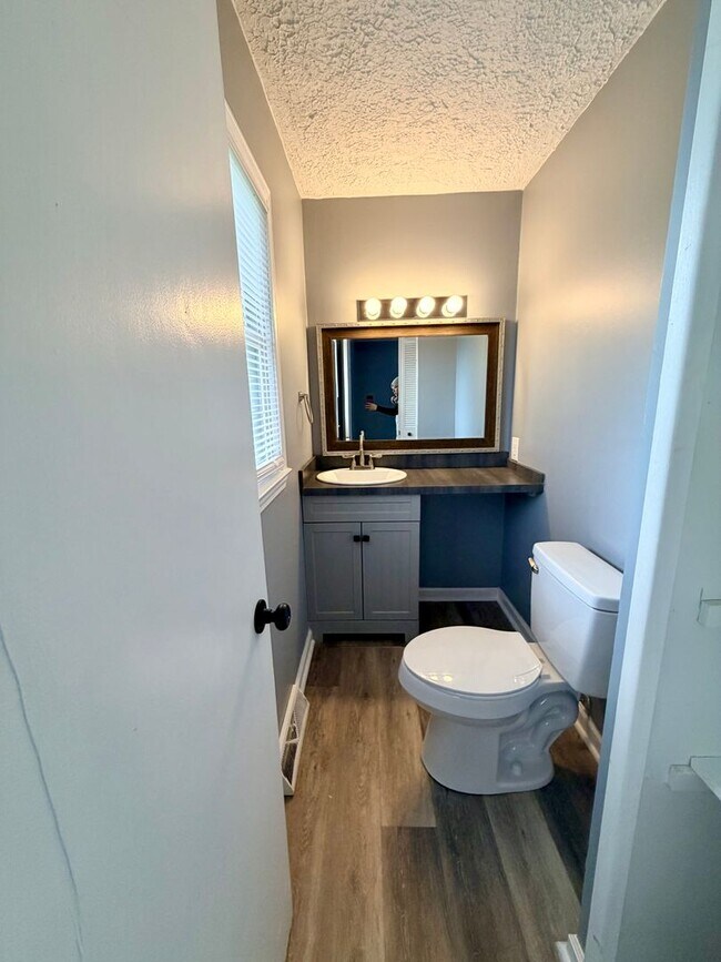 Building Photo - 1134 Oakwood Dr