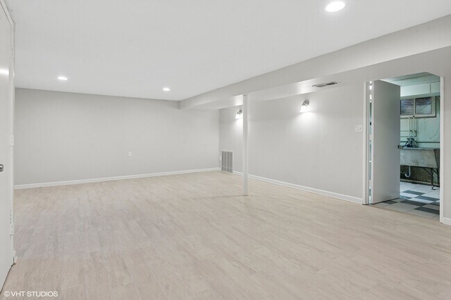 Building Photo - 6341 N Leavitt St