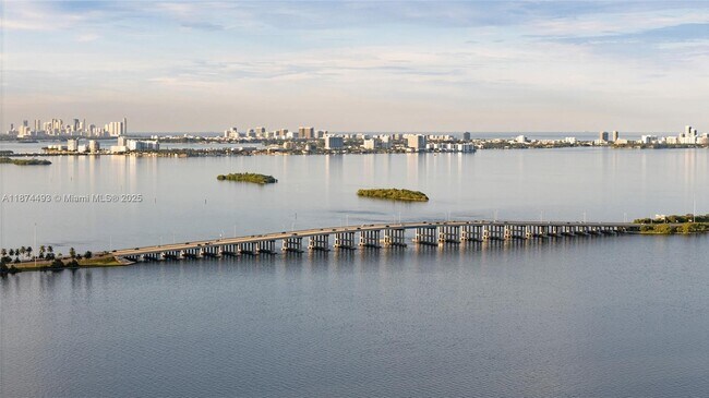 Building Photo - 700 NE 24th St