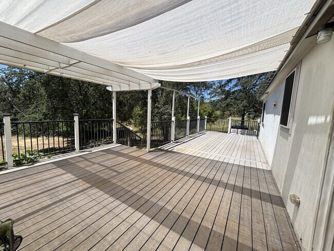 Building Photo - Large 3-bedroom home on peaceful acreage with usable yard on Lotus Road!