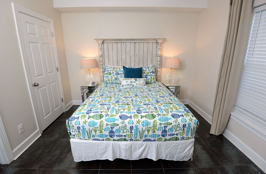 Building Photo - 17545 Front Beach Rd