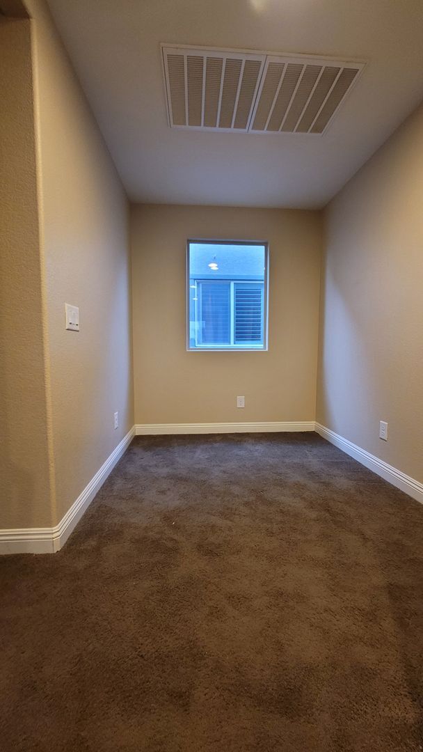 Building Photo - SW BEAUTY!!!   215/RUSSELL AREA