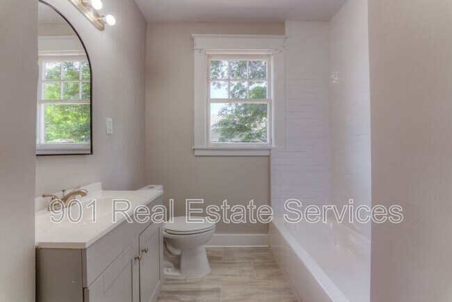 Building Photo - 498 Lundee St