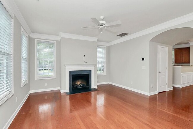 Building Photo - Beautiful End Unit 3BD/2.5BA Townhome in t...