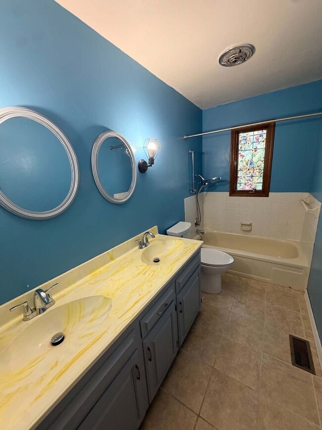 Building Photo - 4427 Edgewood Cir
