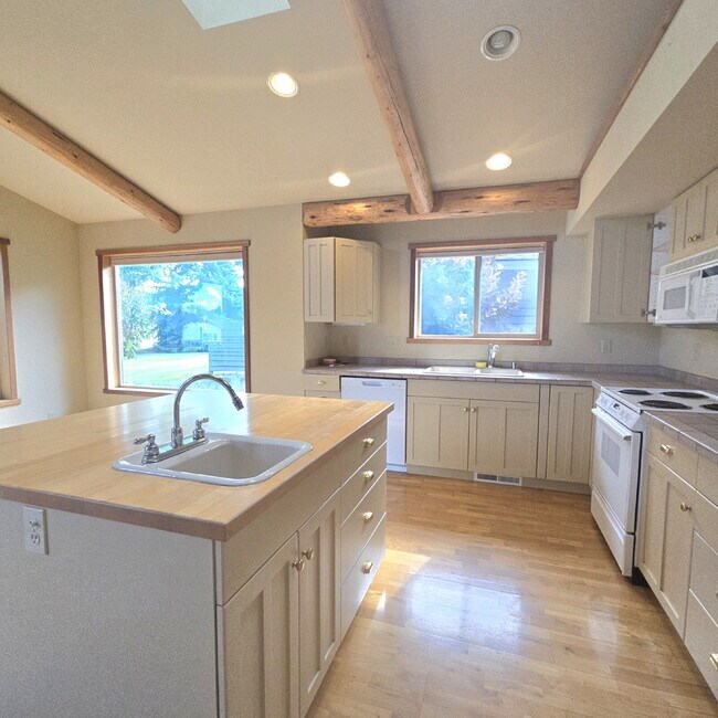 Building Photo - Eagle Bend Home