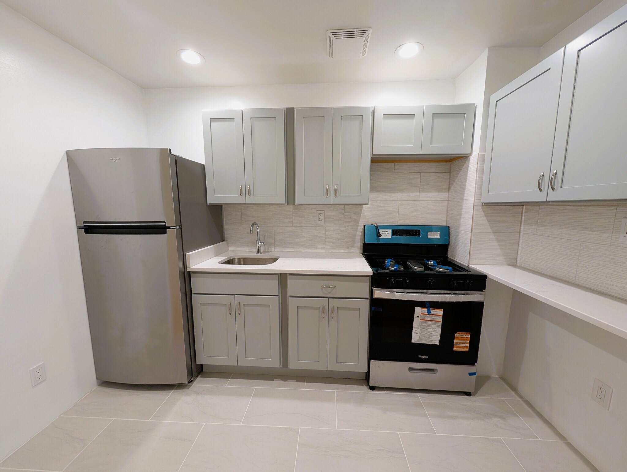 Building Photo - 45 E 51st St