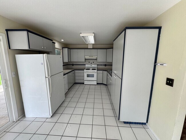 Building Photo - 566 Meadow Ln