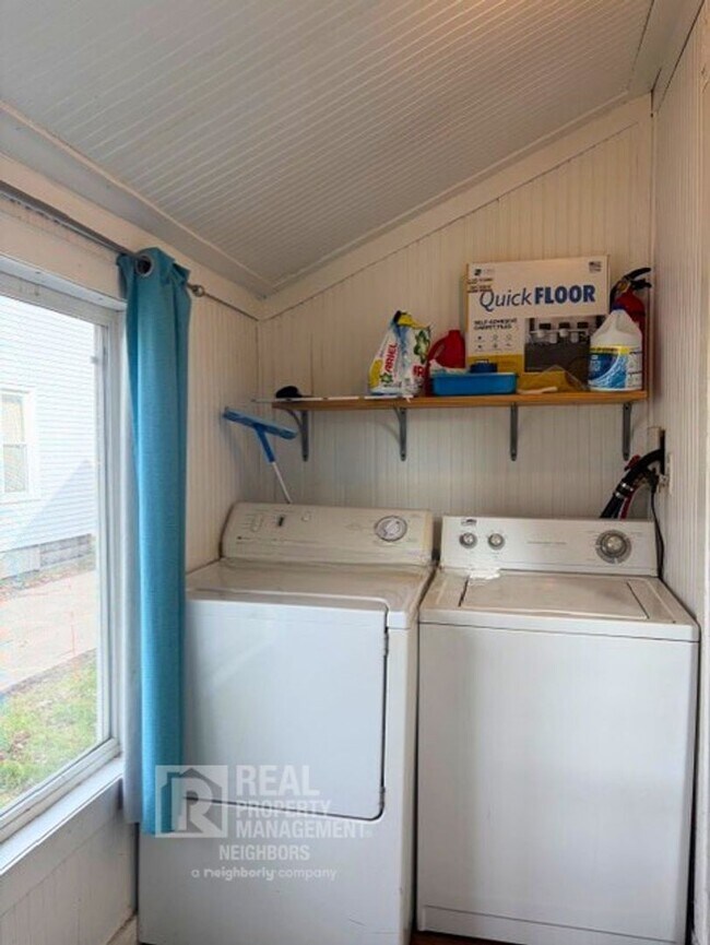 Building Photo - Welcome to Spacious 4 Bedroom, 1 Bathroom Holland Home