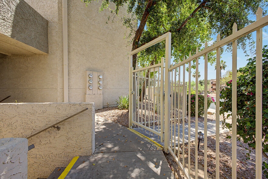 Building Photo - 7474 E Earll Dr