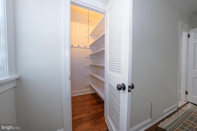 Building Photo - 227 E Hathaway Ln