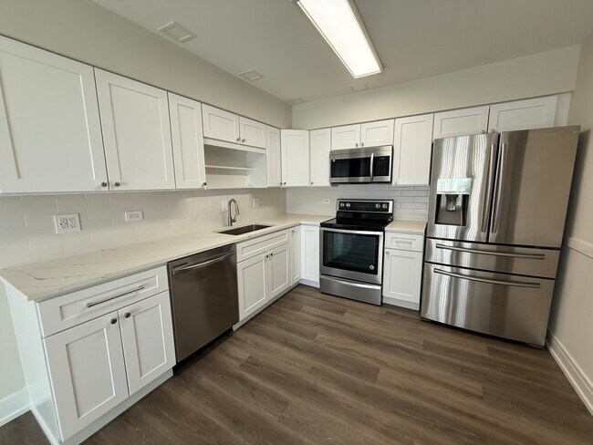 Building Photo - 544 LaGrange Rd
