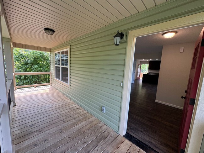 Building Photo - Oakley - Modern Three Bedroom